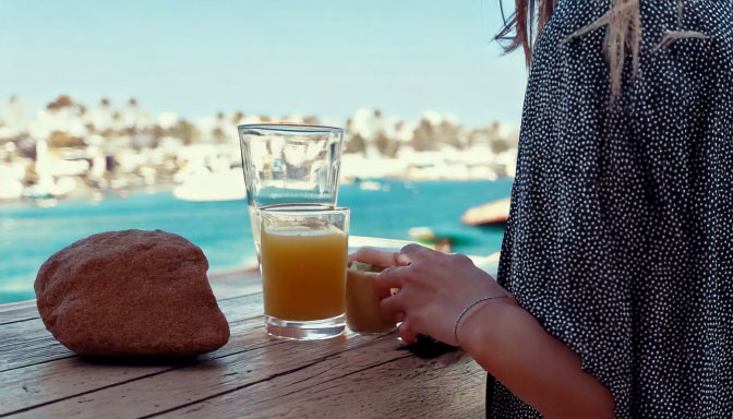Connexion à la terre réduire l'inflammation du corps assise avec un jus de fruits
